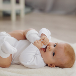 На этапе новорожденности стоит уделить особое внимание заботе  о чувствительной коже промежности - превью